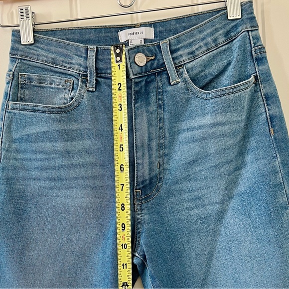 Forever 21 Essential Mid Rise Medium Wash 5-Pocket Sculpting Stretch Skinny Jean - Picture 8 of 11